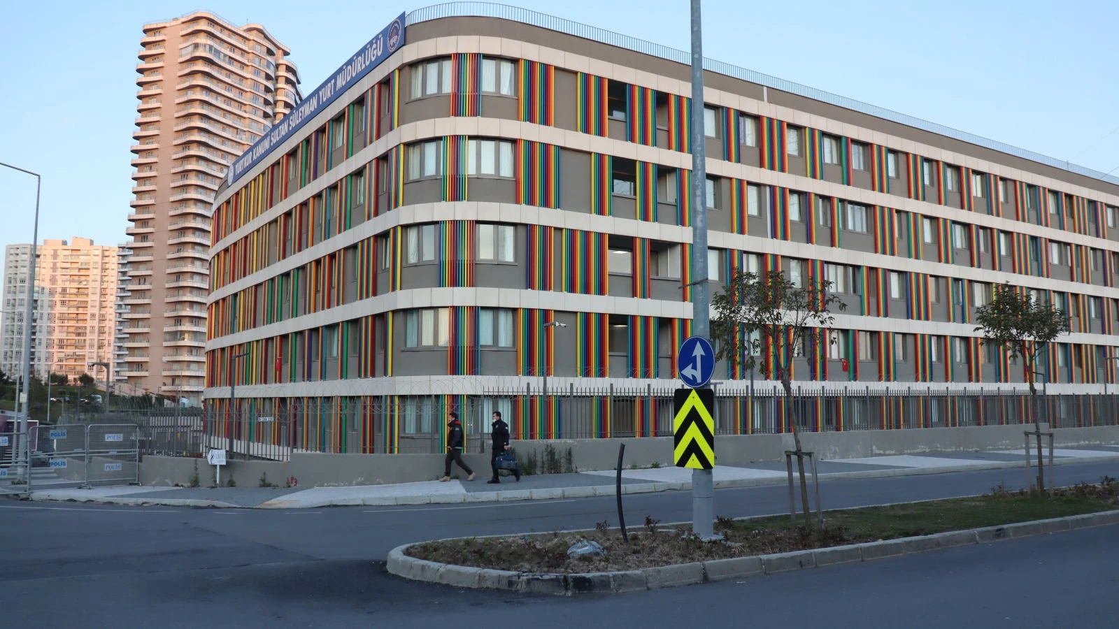 Karantina yurdunda ilk sabah, kameraya el salladı