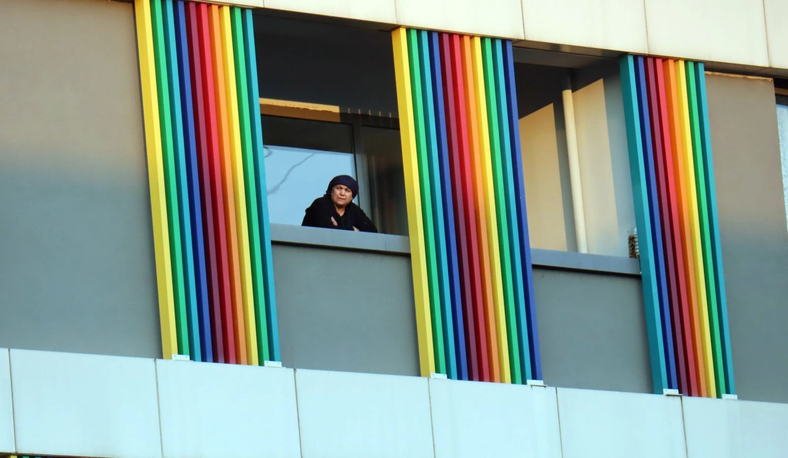 Karantina yurdunda ilk sabah, kameraya el salladı