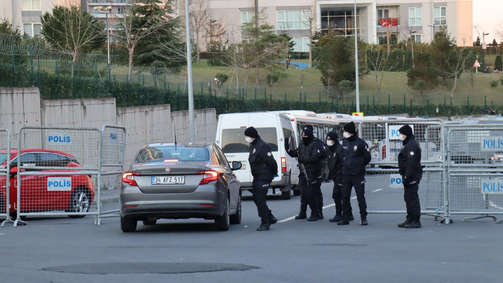 Karantina yurdunda ilk sabah, kameraya el salladı