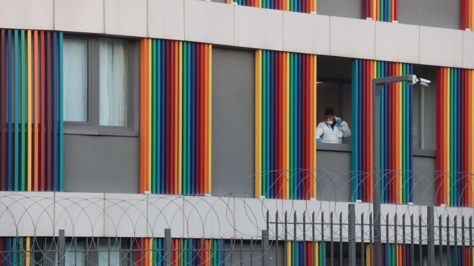 Karantina yurdunda ilk sabah, kameraya el salladı