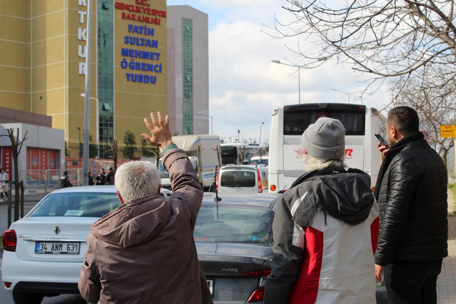 Karantinadaki vatandaşlar cama çıkıp yakınlarına el salladı