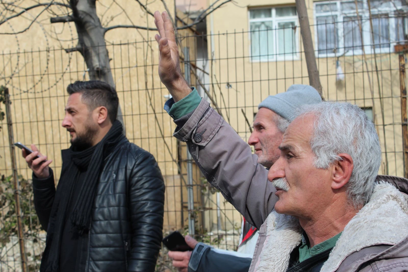 Karantinadaki vatandaşlar cama çıkıp yakınlarına el salladı