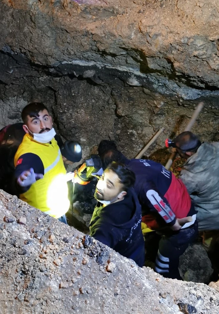 İşçiler göçük altında kaldı