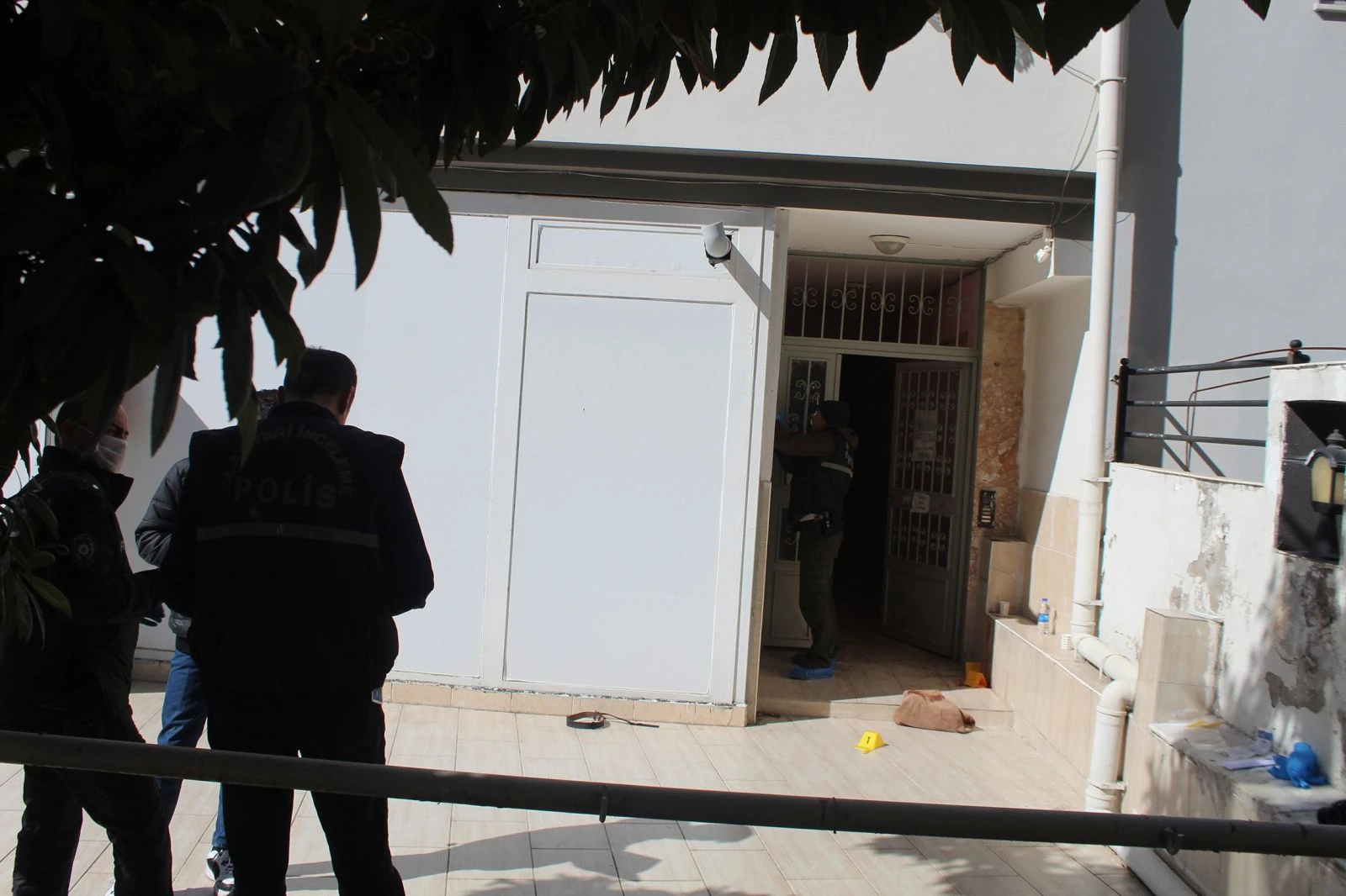 Eski eşini takip edip silahla vurdu