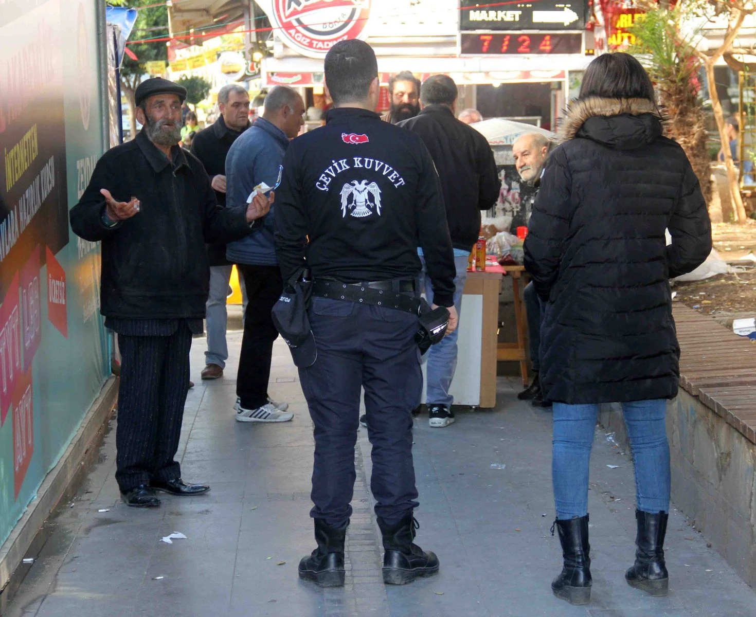 Polis yaşlıları uyarıp evine gönderdi