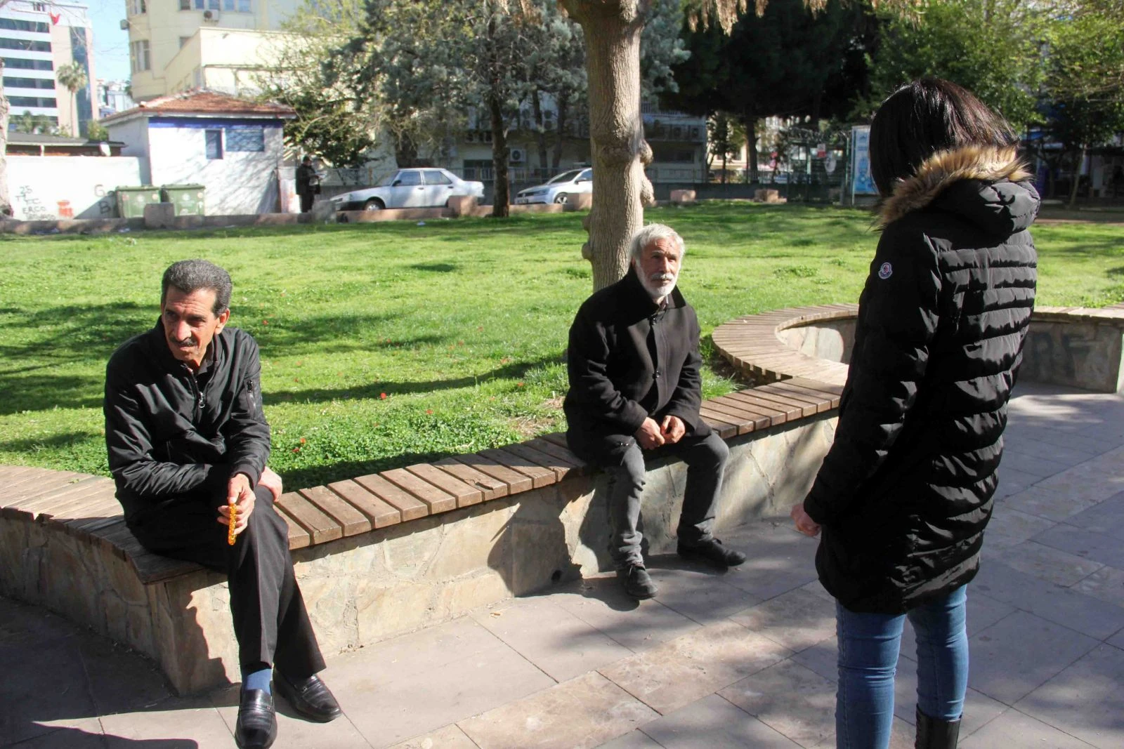 Polis yaşlıları uyarıp evine gönderdi