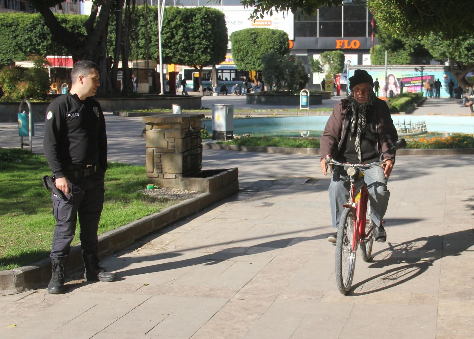 Polis yaşlıları uyarıp evine gönderdi