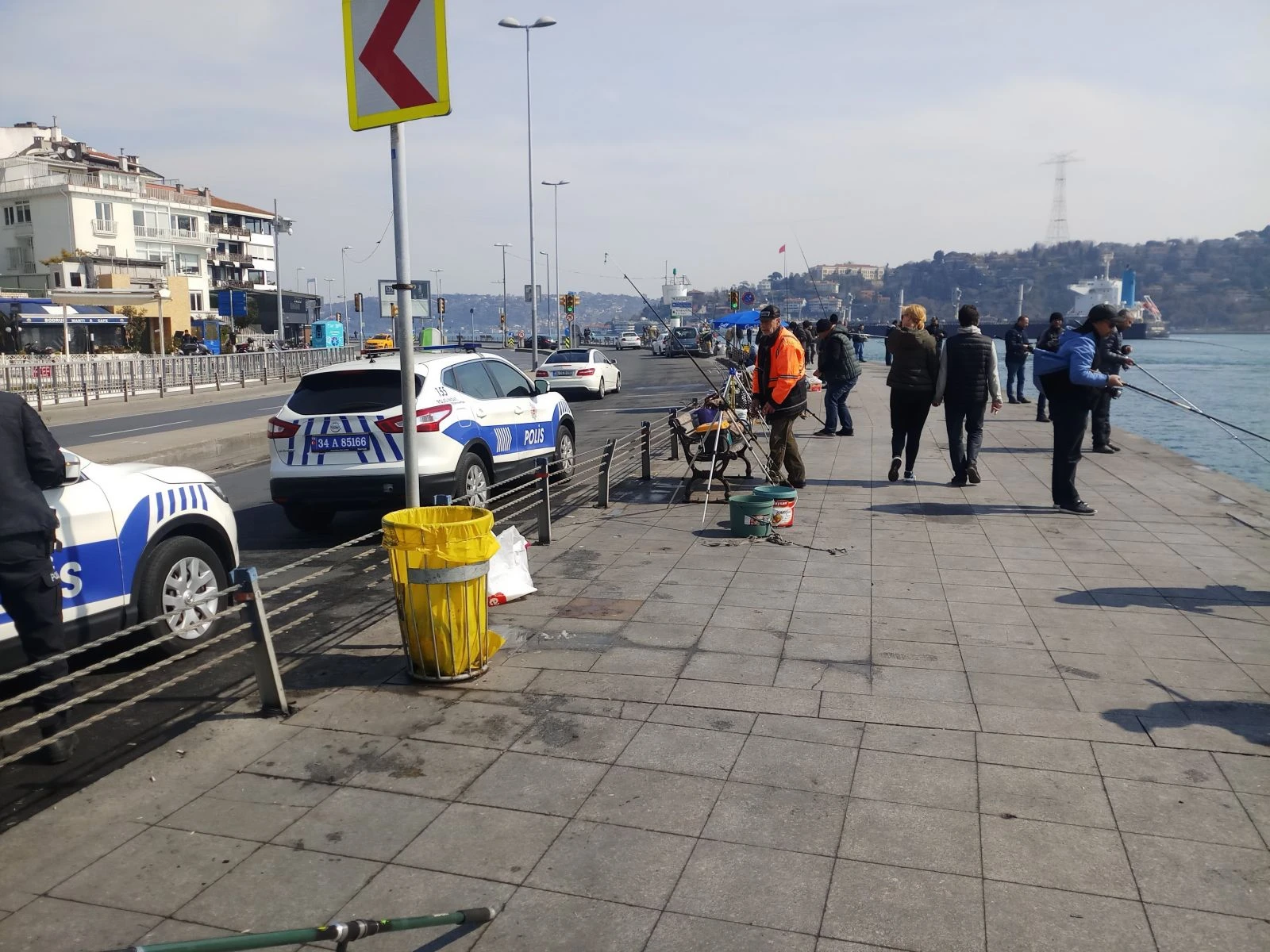 Balıkçılar Arnavutköy sahiline akın etti