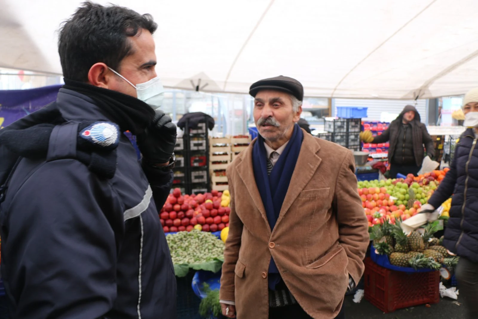 Pazar alışverişine daha çok yaşlı vatandaşlar çıktı