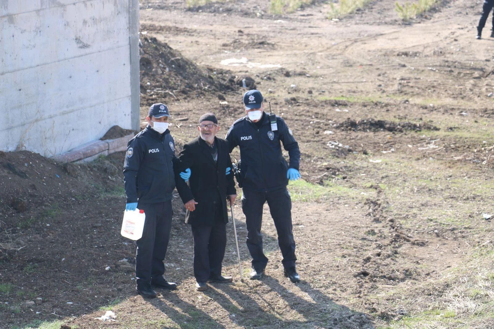 93 yaşındaki dedeyi polis kurtardı