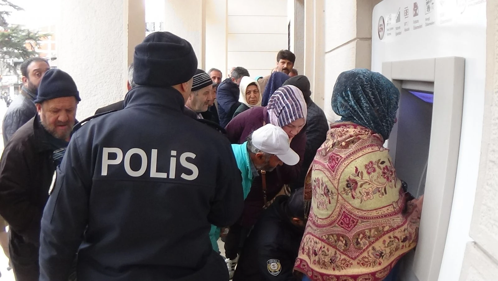 Bankalar önünde uzun kuyruklar oluşuyor