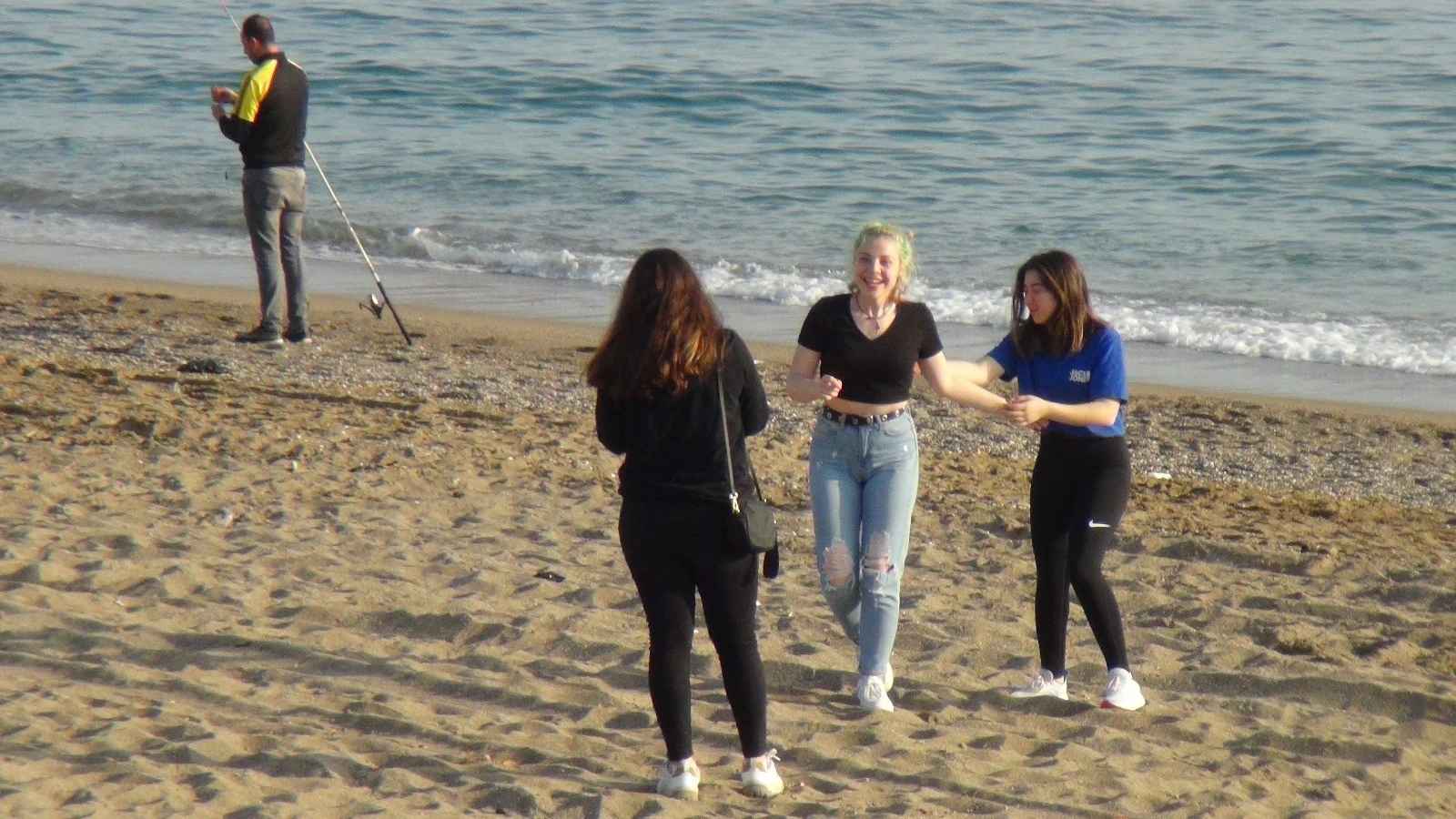 'Evde kal'madılar! Deniz kenarına akın ettiler