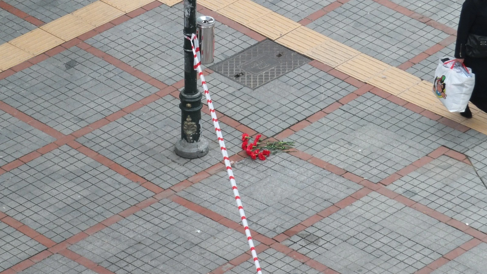 Hatice Kurt'un öldürüldüğü yere bırakılan karanfiller