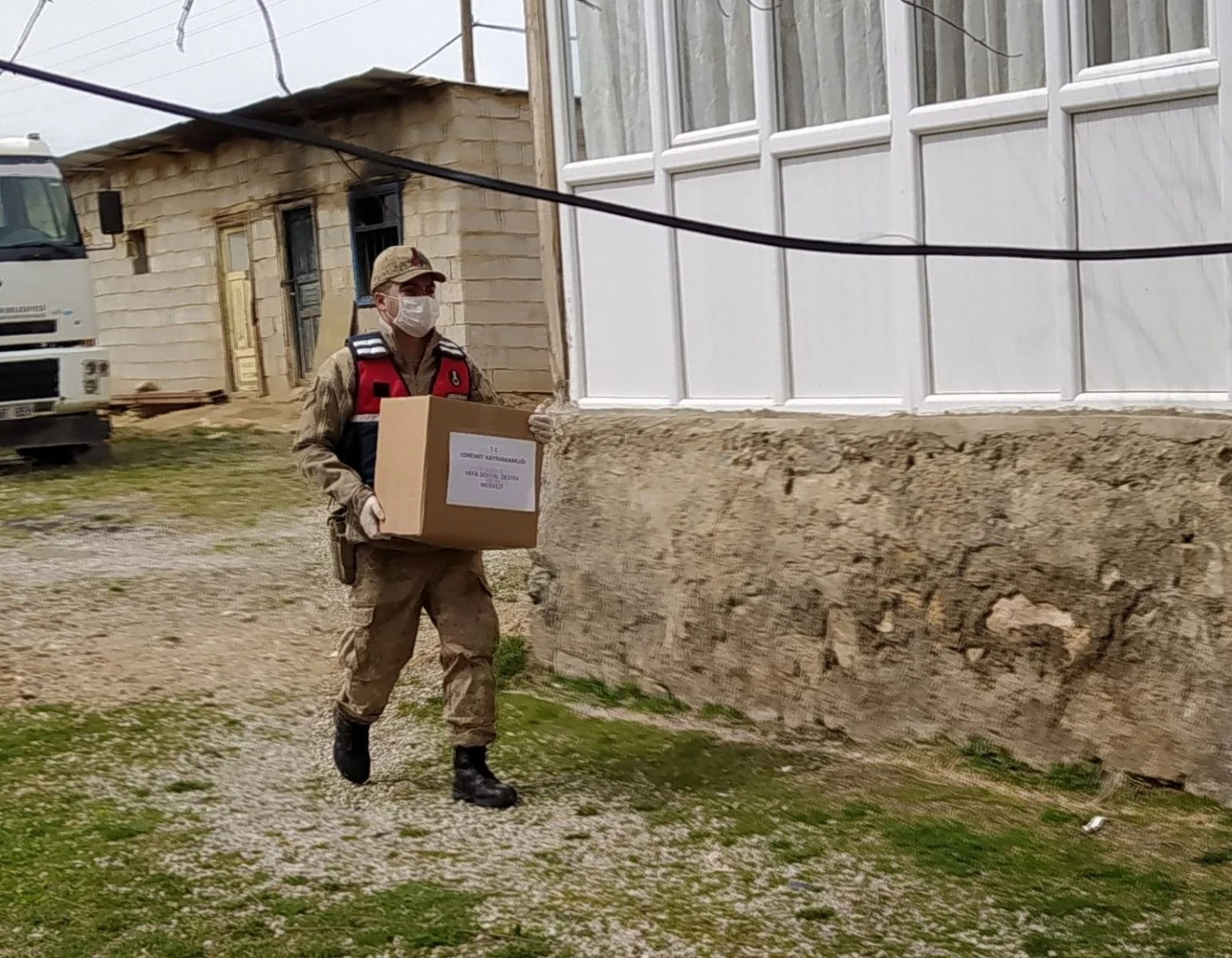 Odun kıran askerler gönüllere taht kurdu