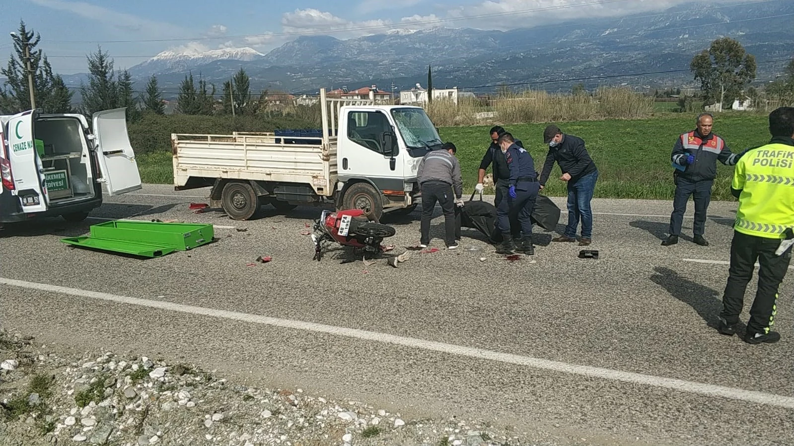 Kamyonet ile motosiklete çarptı: 1 ölü