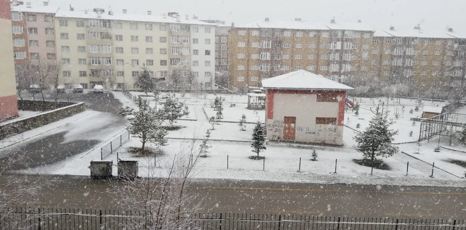 Nisan ayında Erzurum'a kar sürprizi: Bahar beklenirken beyaz örtü kapladı