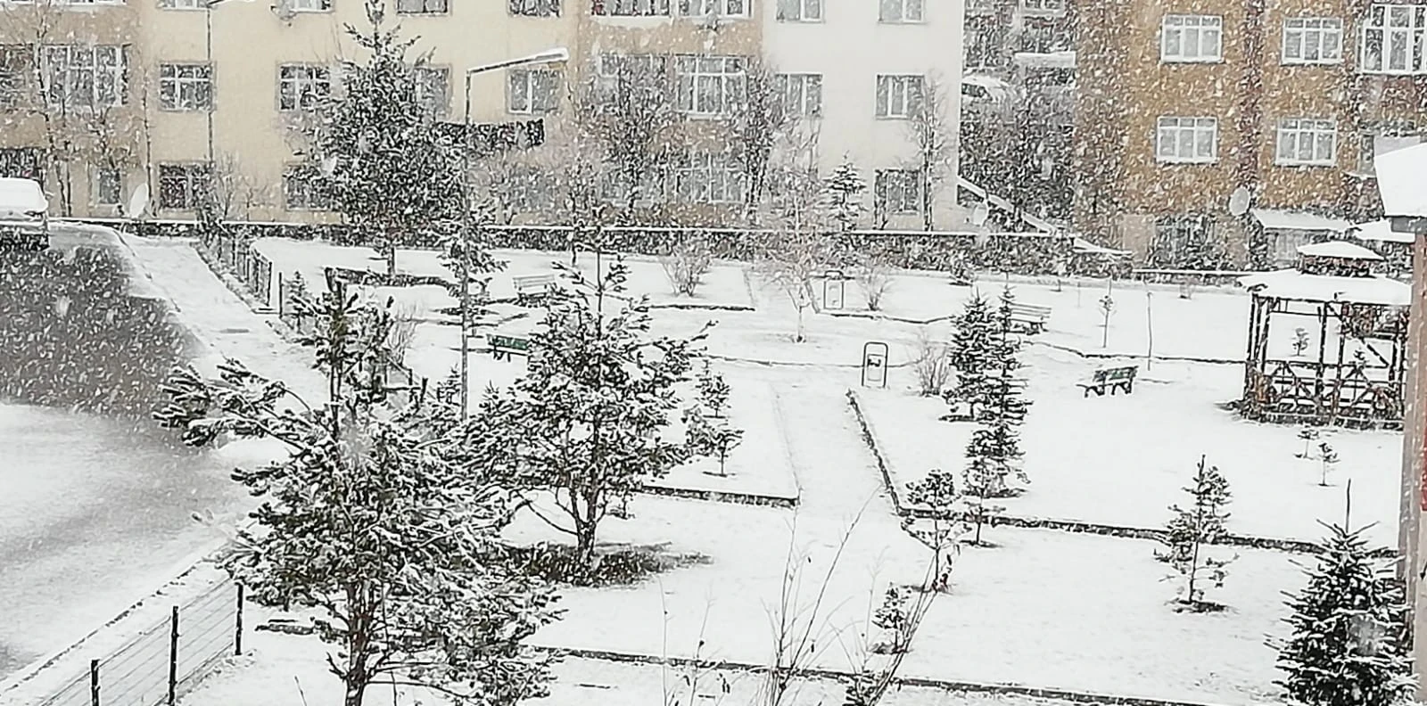 Nisan ayında Erzurum'a kar sürprizi: Bahar beklenirken beyaz örtü kapladı