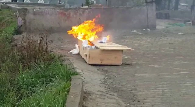 Cenaze defni sonrası tabut böyle imha edildi