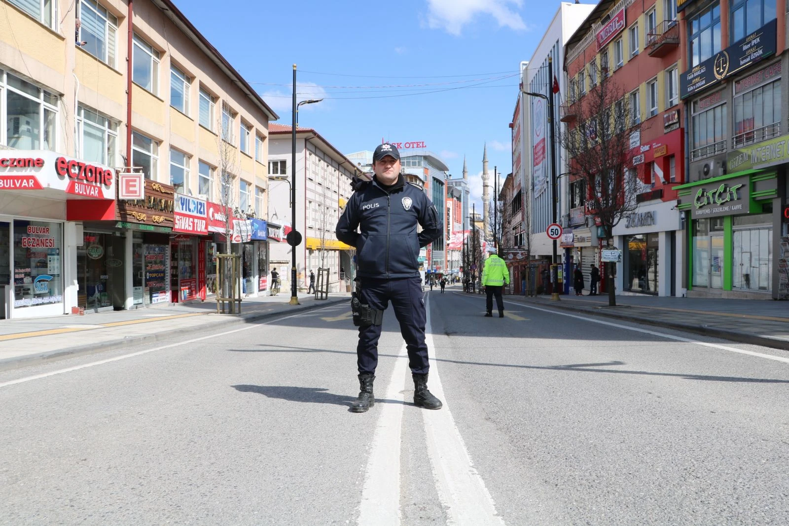 Bu caddede sokağa çıkmak yasak