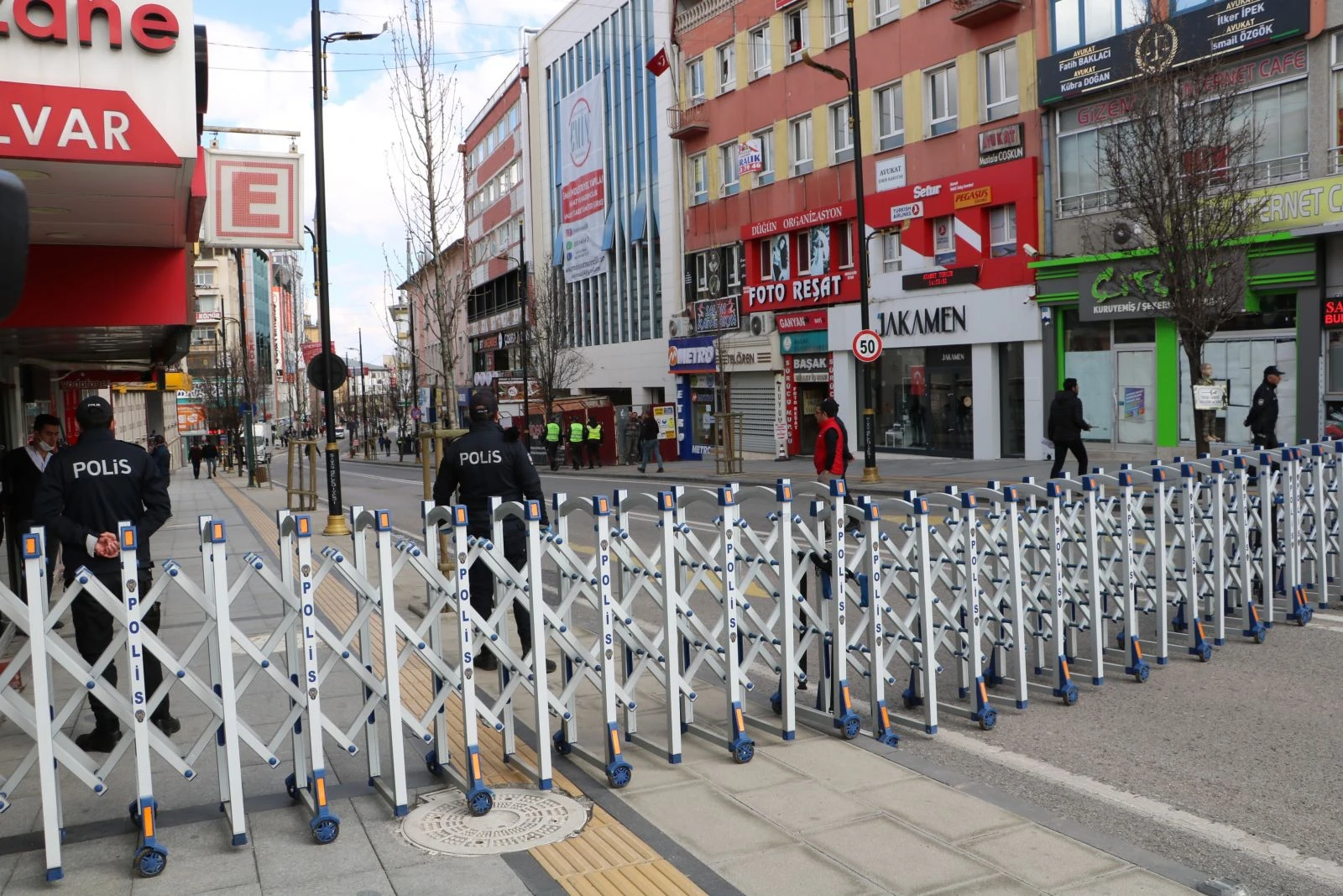 Bu caddede sokağa çıkmak yasak