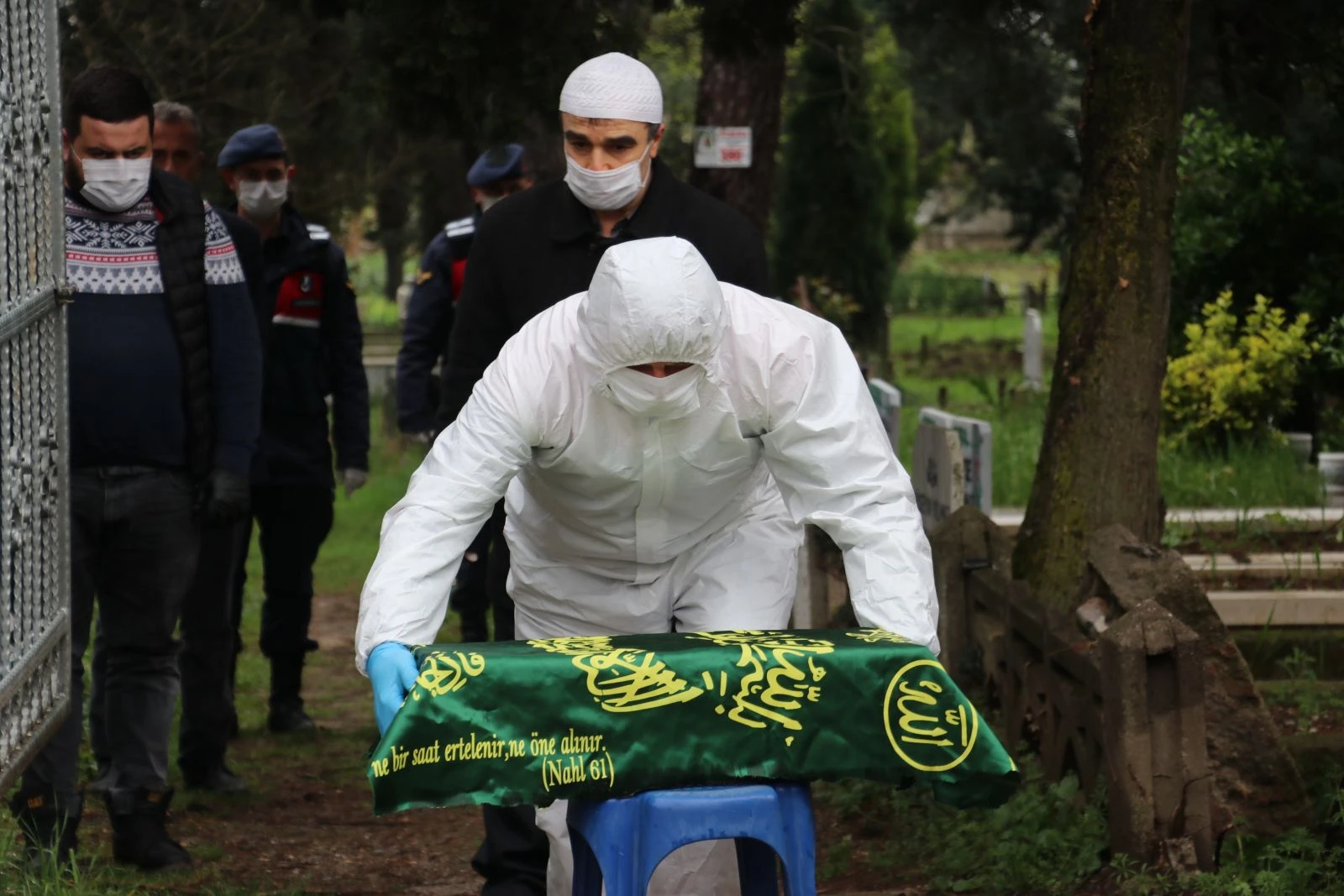 Küçük bebek korona virüsten ölen annesine mezarda kavuştu