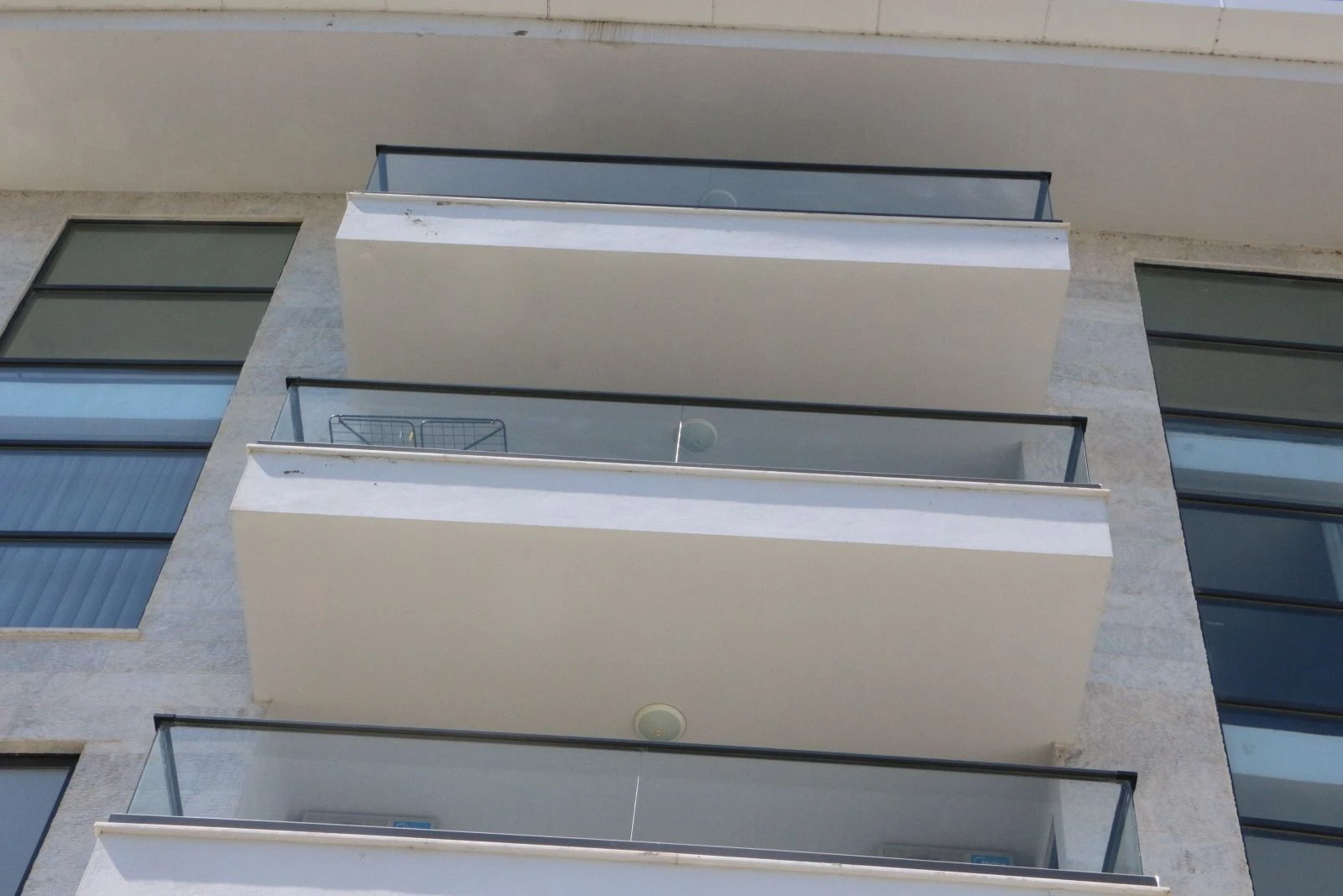 İranlı kadın sitenin bahçesinde ölü bulundu