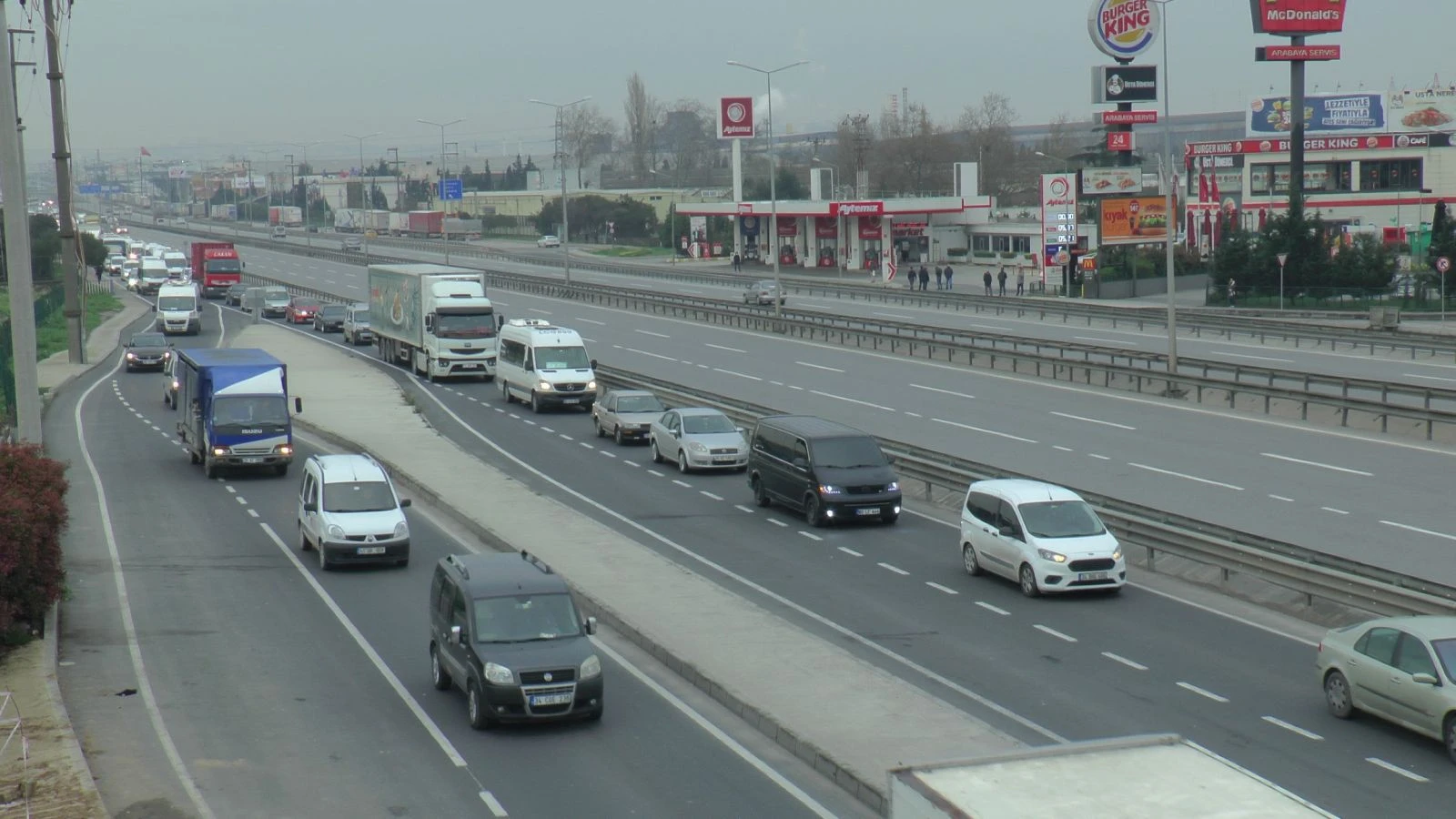 Kocaeli-İstanbul sınırında kilometrelerce araç kuyruğu oluştu