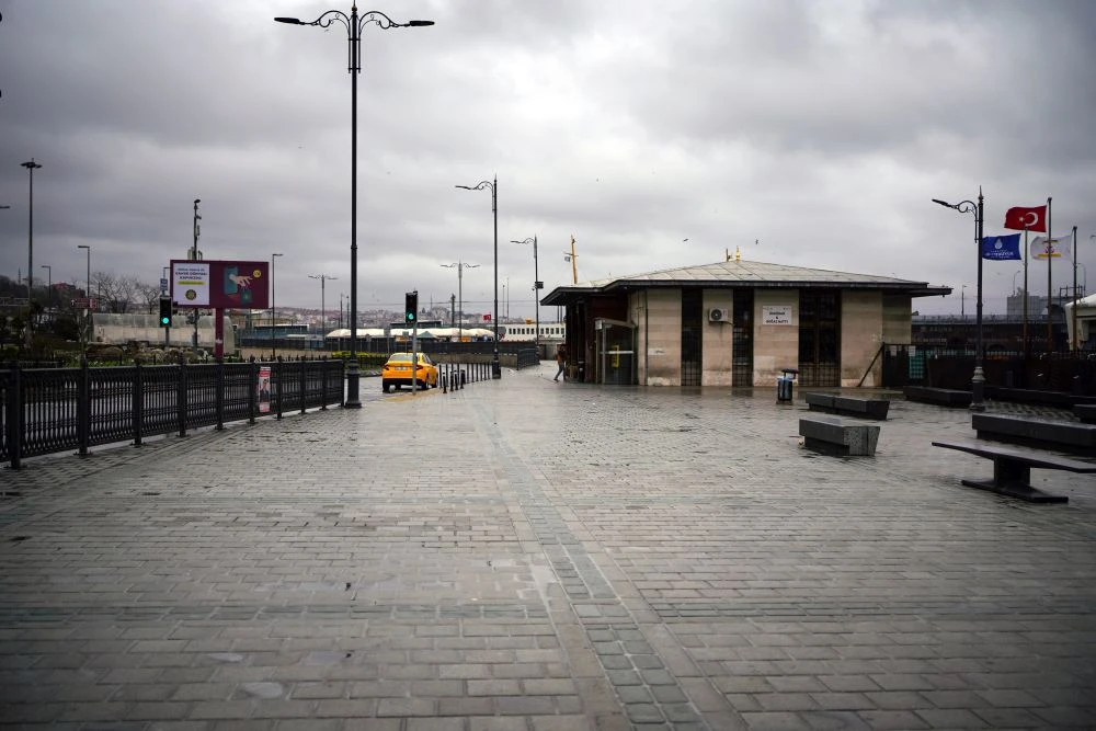 İstanbul’da sokaklar ve caddeler ıssız kaldı