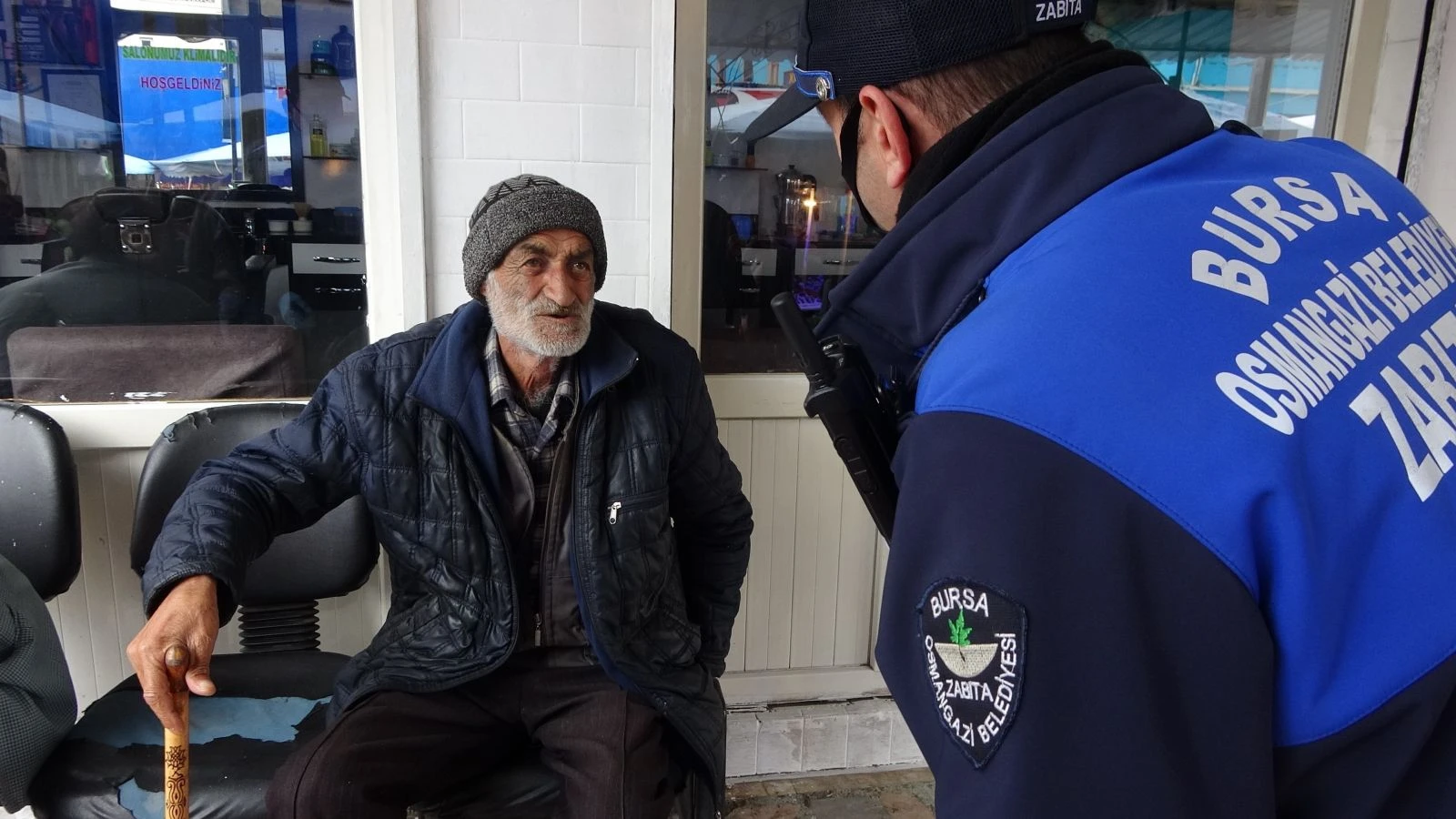 Çocuklarını alıp pazara çıktı, zabıtaya yakalandı