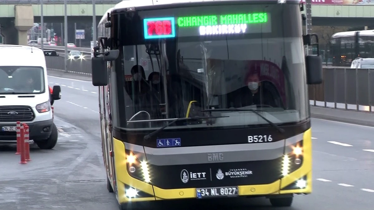 İstanbul’da toplu taşıma araçları boş kaldı