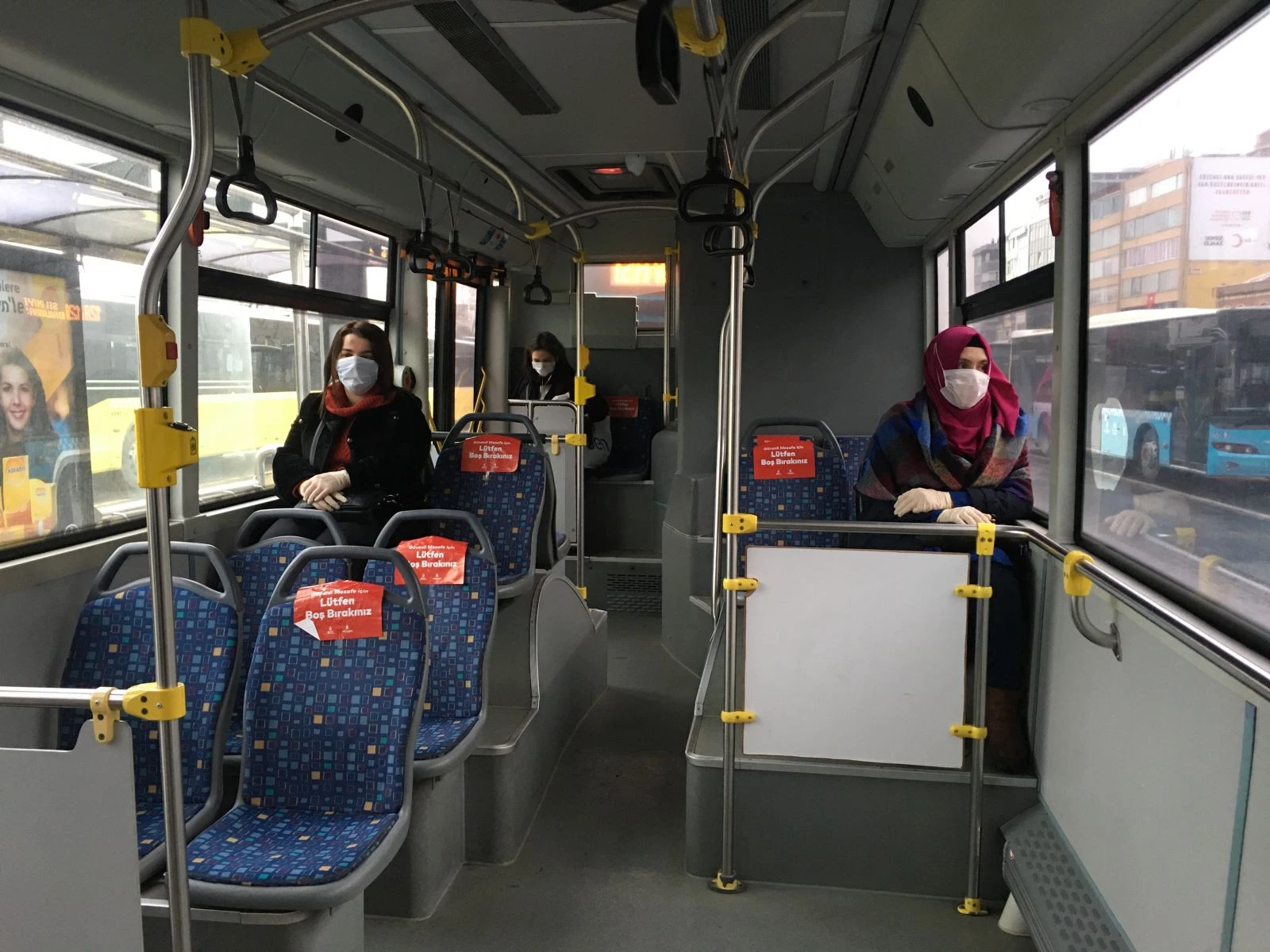 İstanbullular, toplu taşımalarda maske kuralına özen gösteriyor