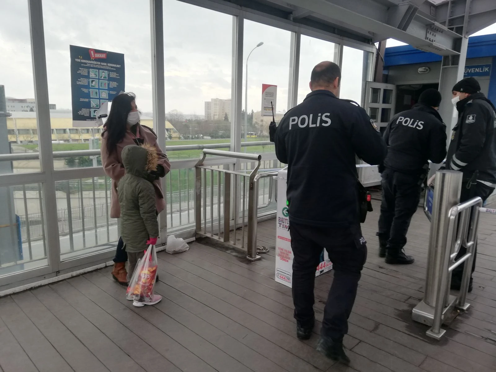 Hasta çocuklarıyla metrobüse geldiler çağrılan ambulans ile hastaneye götürüldüler