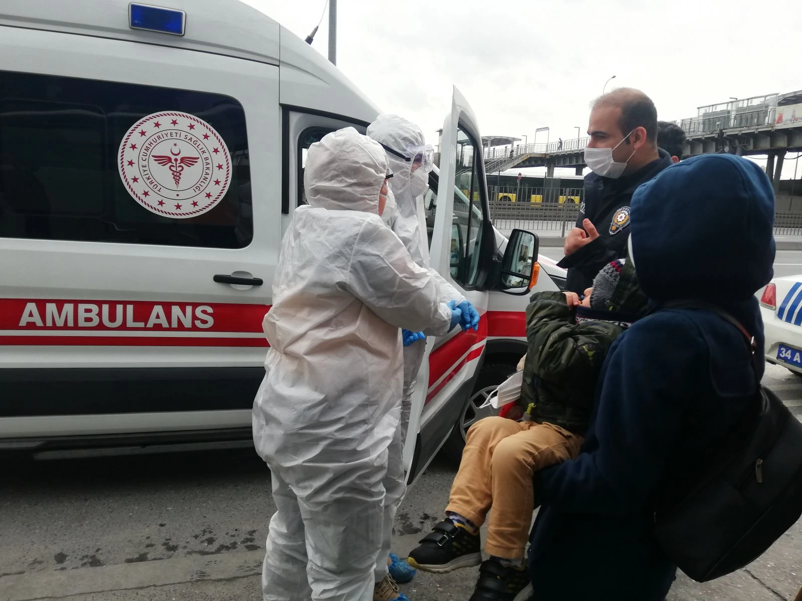 Hasta çocuklarıyla metrobüse geldiler çağrılan ambulans ile hastaneye götürüldüler