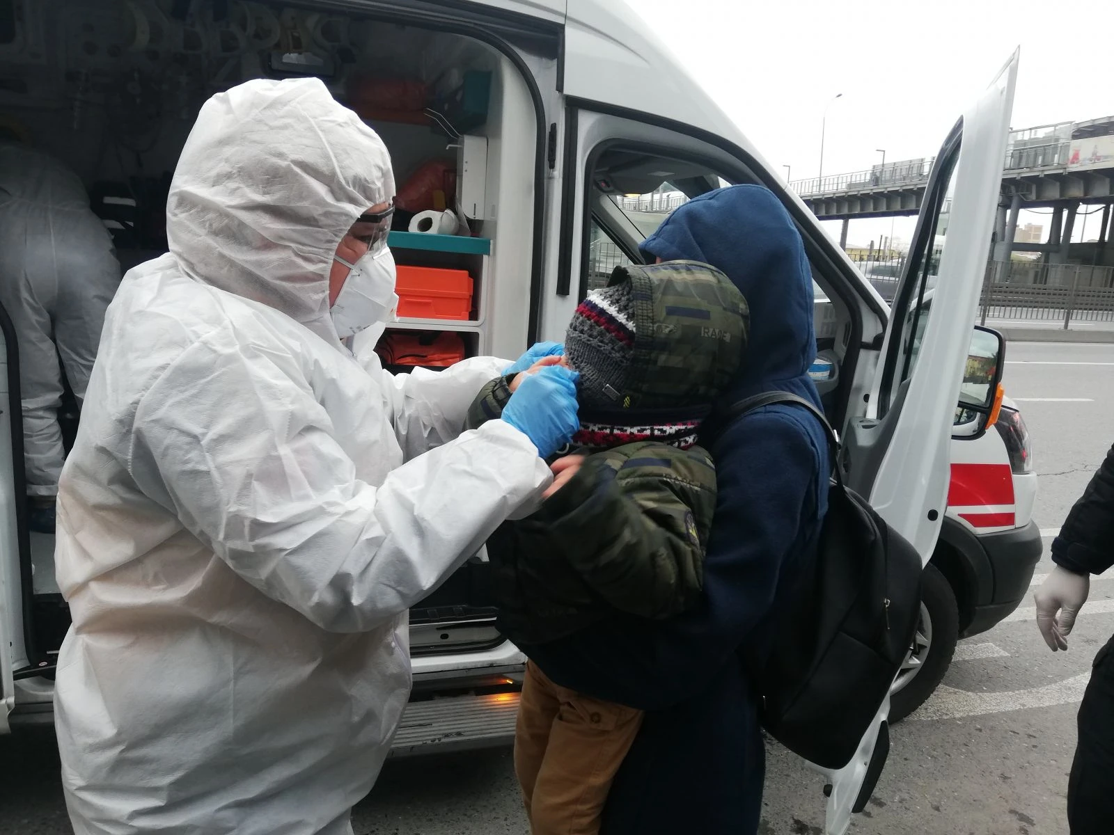 Hasta çocuklarıyla metrobüse geldiler çağrılan ambulans ile hastaneye götürüldüler