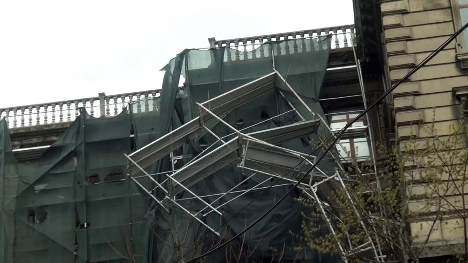 Beyoğlu'nda şiddetli fırtına iskeleleri uçurdu, vatandaşlar tedirgin oldu