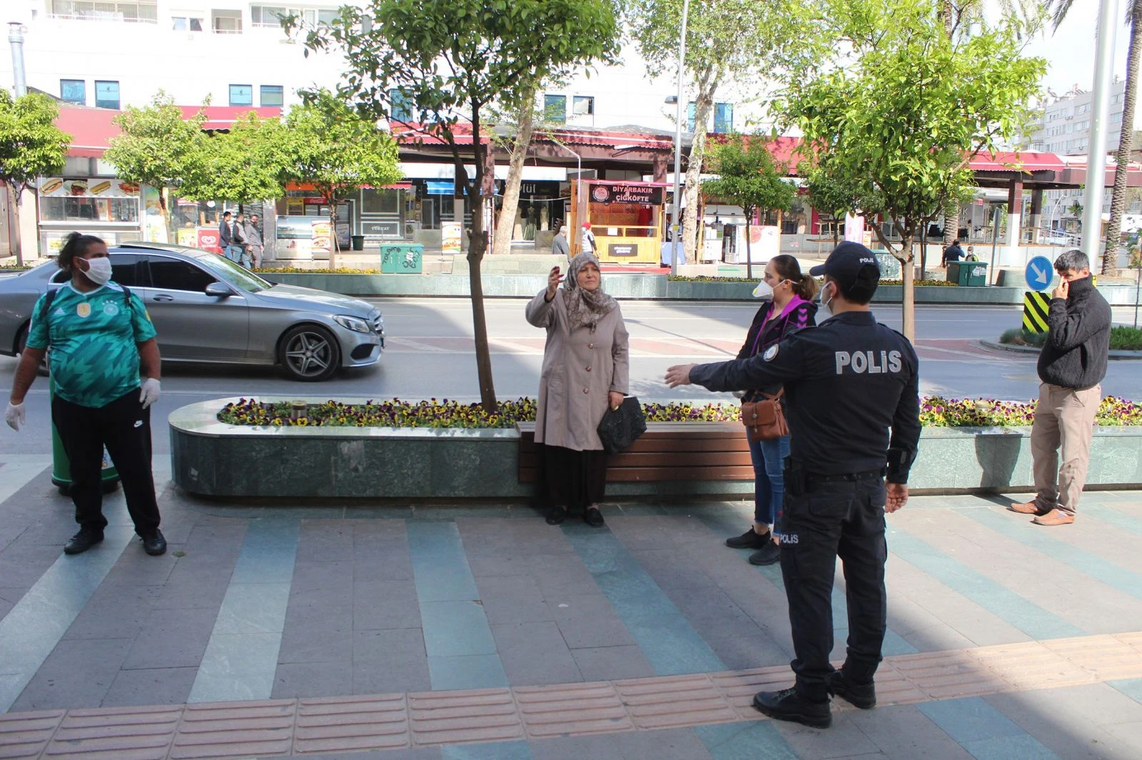 PTT önündeki örnek sosyal mesafeli yoğunluk