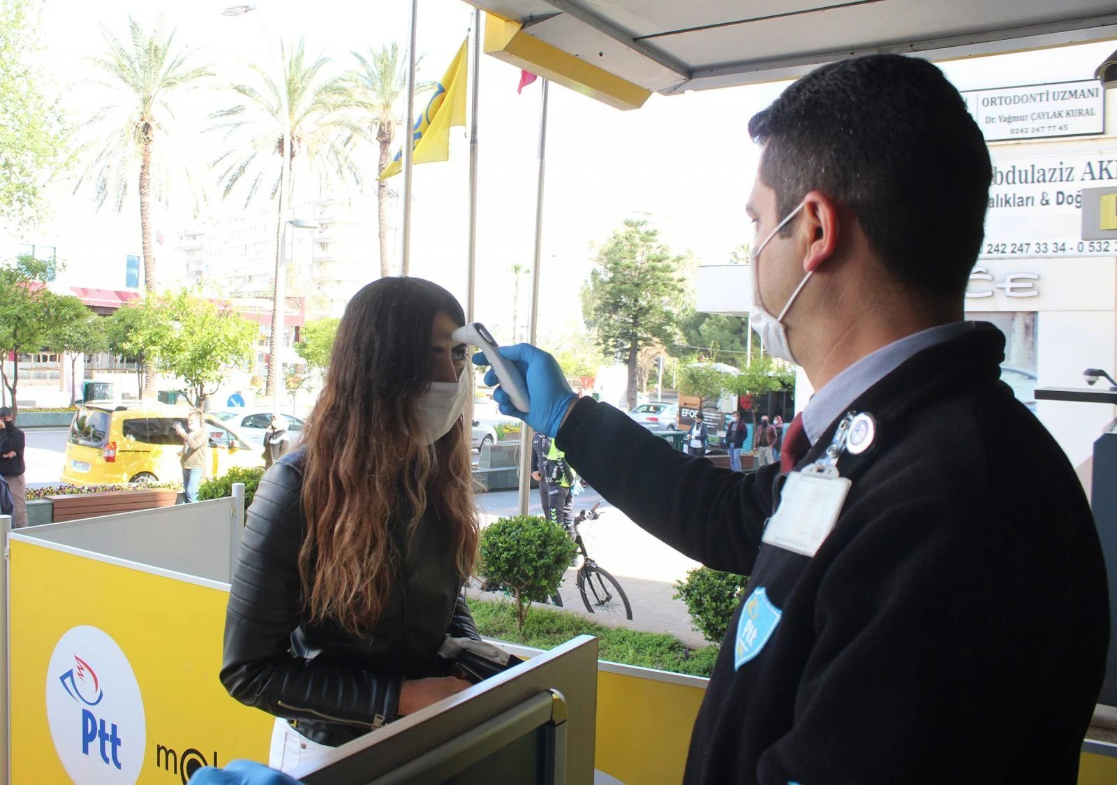 PTT önündeki örnek sosyal mesafeli yoğunluk
