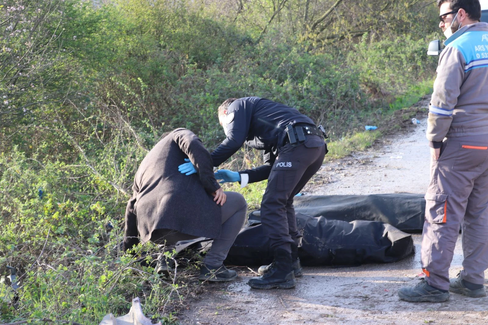 Takla atan otomobil elektrik direğini yerinden söktü: 2 ölü 2 yaralı