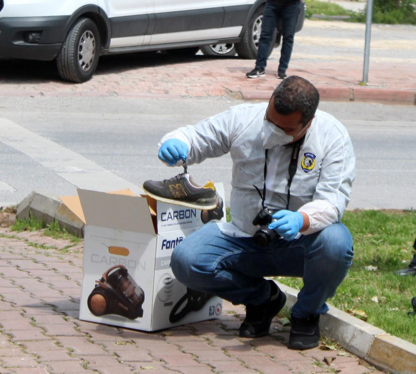 Polisi görünce, ayakkabısını bile bırakıp kaçtı