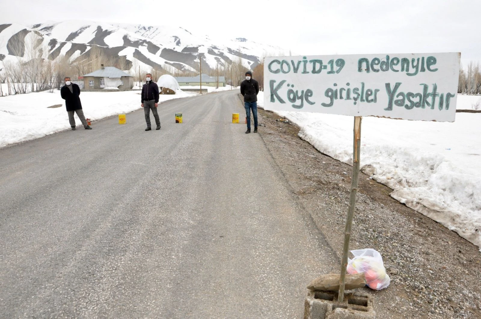Tabela asarak köyü giriş çıkışlara kapattılar