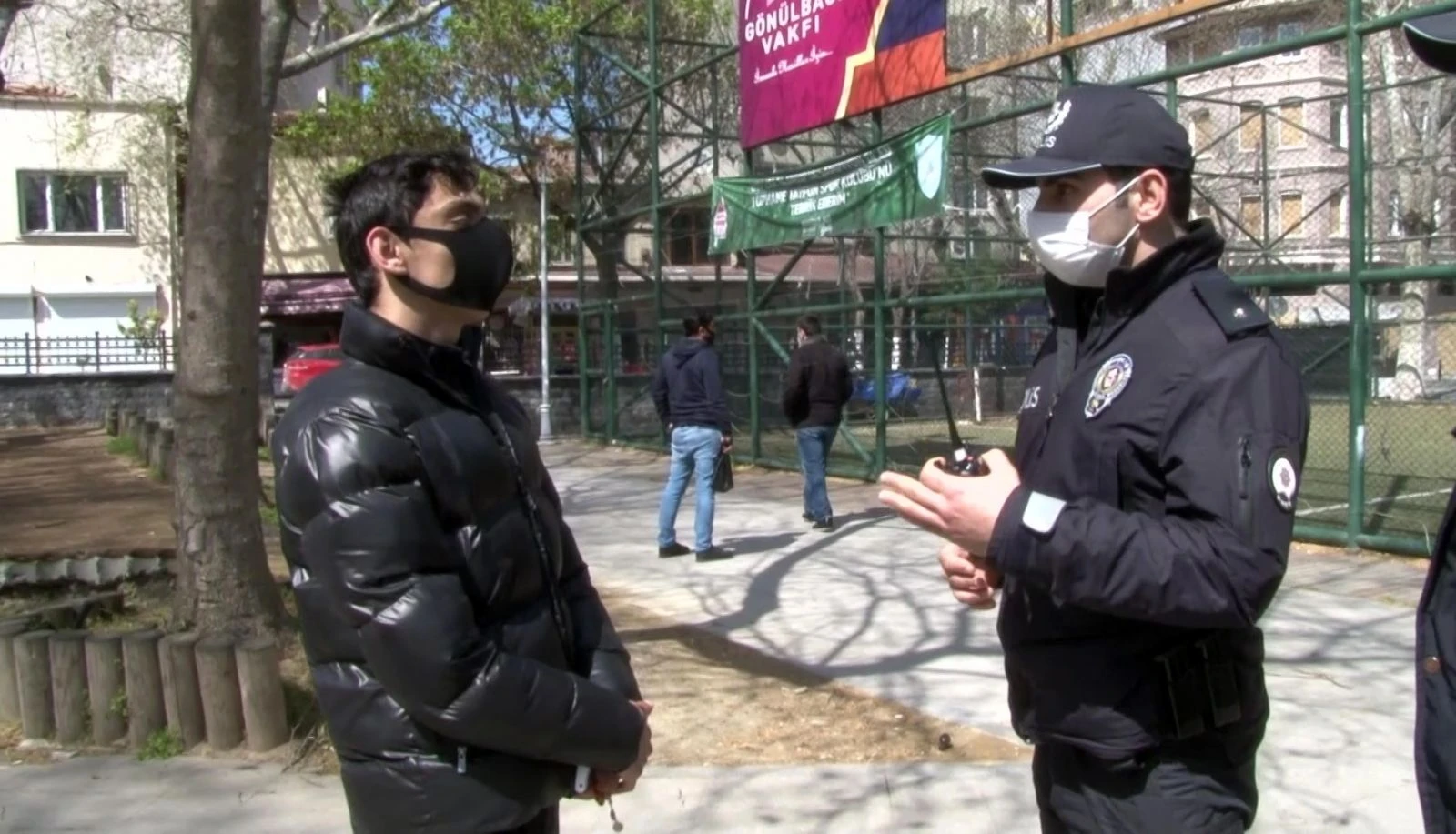 ‘Neden parkta oturuyorsun?’ sorusuna 'sıkılıyorum' cevabını verince cezayı yedi