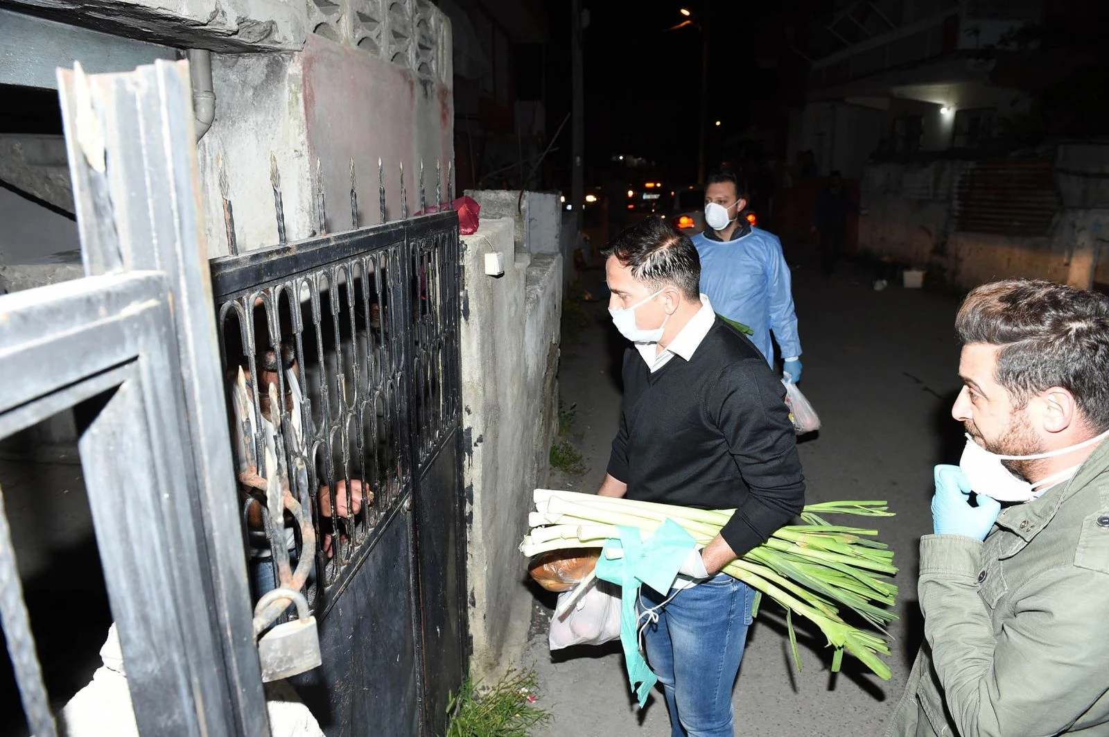 Galatasaray'ın efsanesi, Tarsus'ta gıda paketi dağıttı