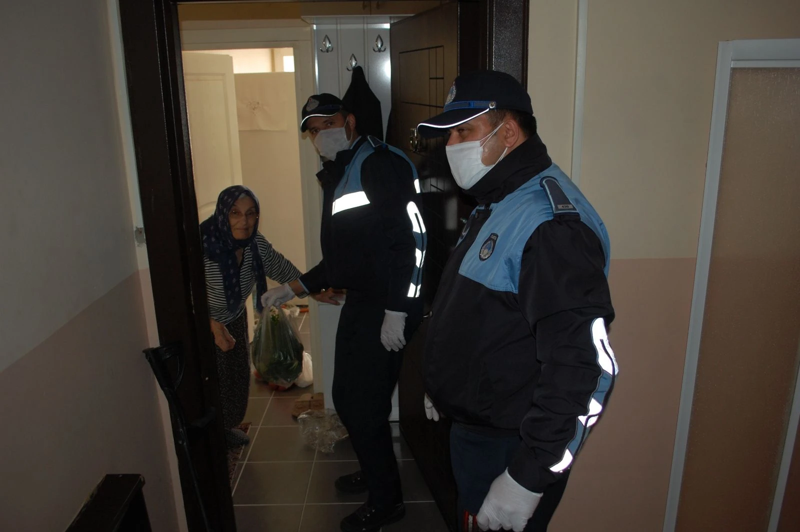 Pazara girmek isteyen yaşlı kadın: Bırakın beni, kendim görüp alayım