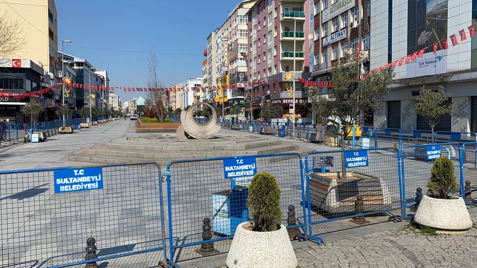 Sultanbeyli Kent Meydanı yaya trafiğine kapatıldı