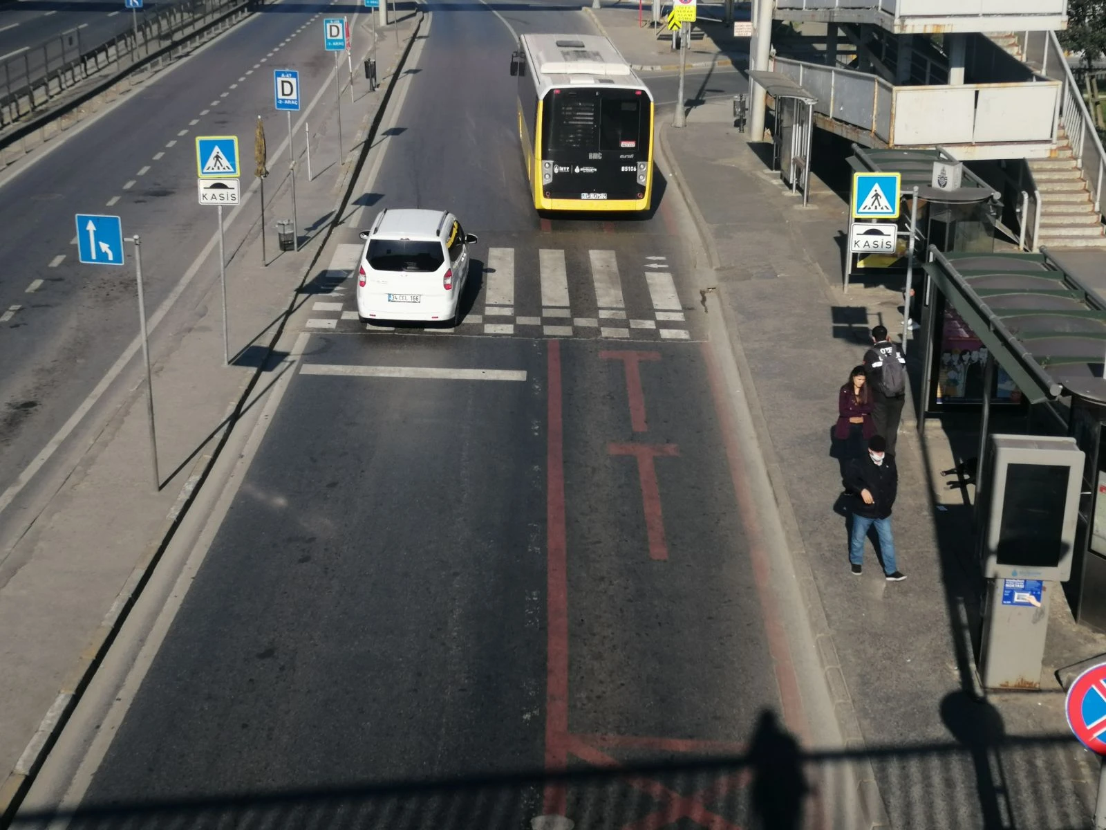 Sokağa çıkma yasağından muaf olanlar işlerine gidiyor