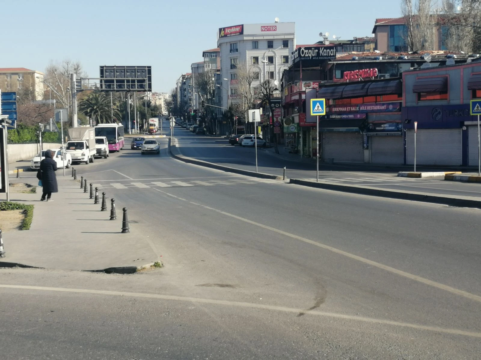 Sokağa çıkma yasağından muaf olanlar işlerine gidiyor