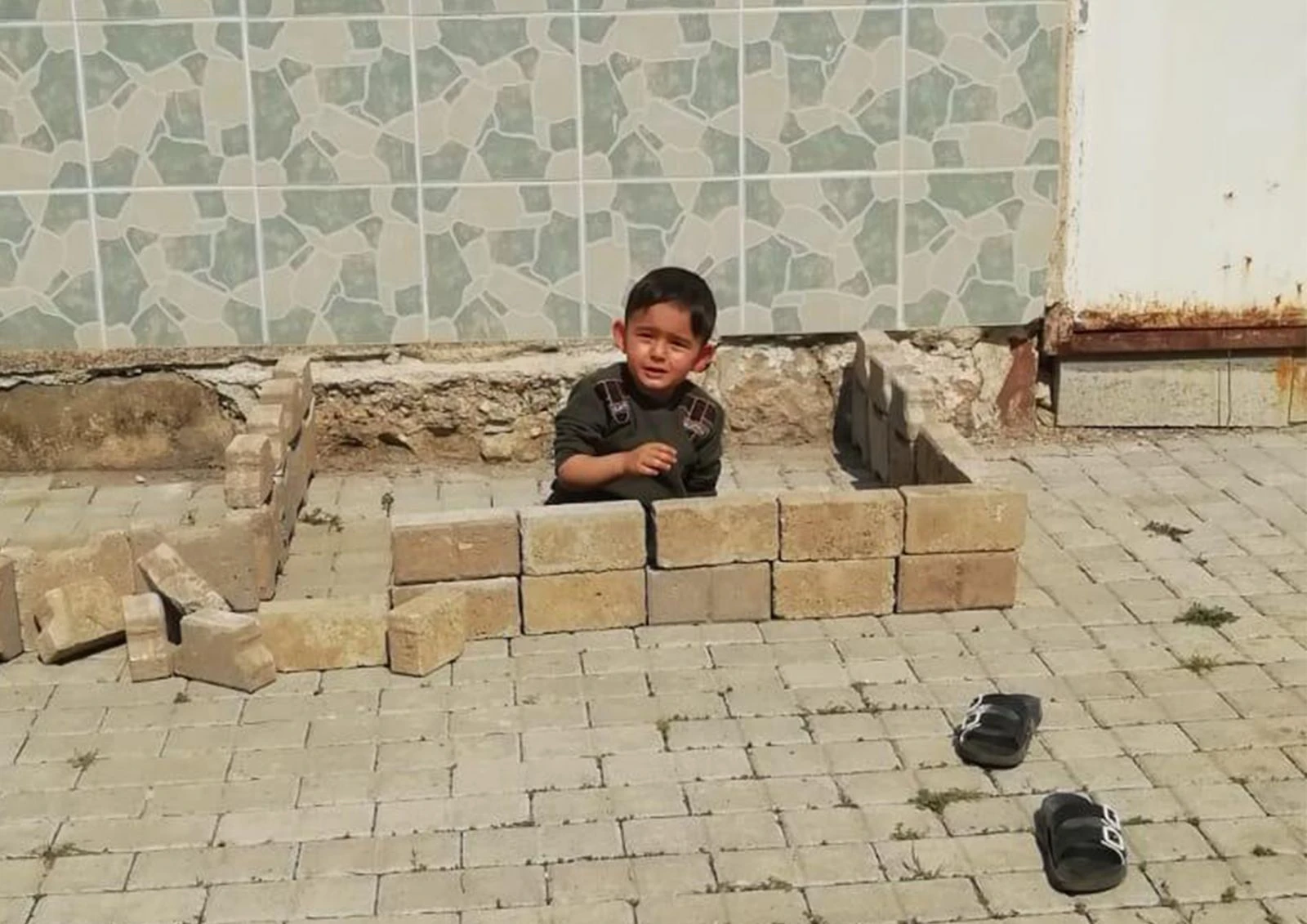 Sokakta oynarken polisleri gören çocuk böyle saklandı