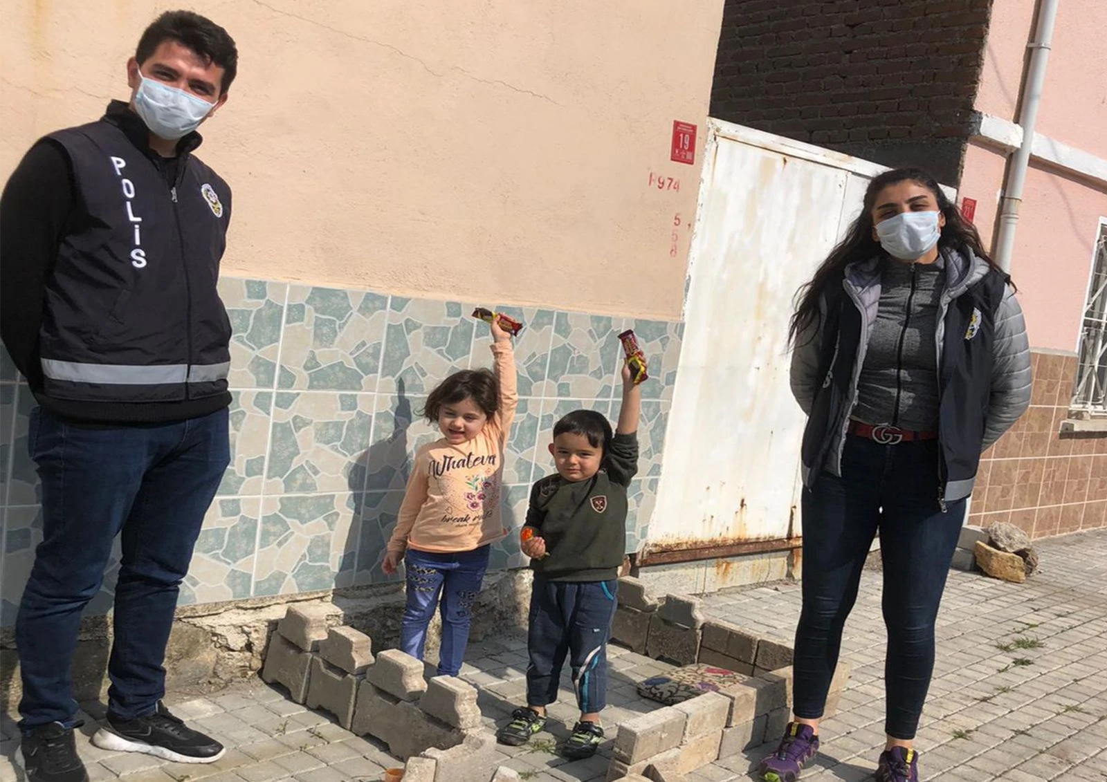 Sokakta oynarken polisleri gören çocuk böyle saklandı