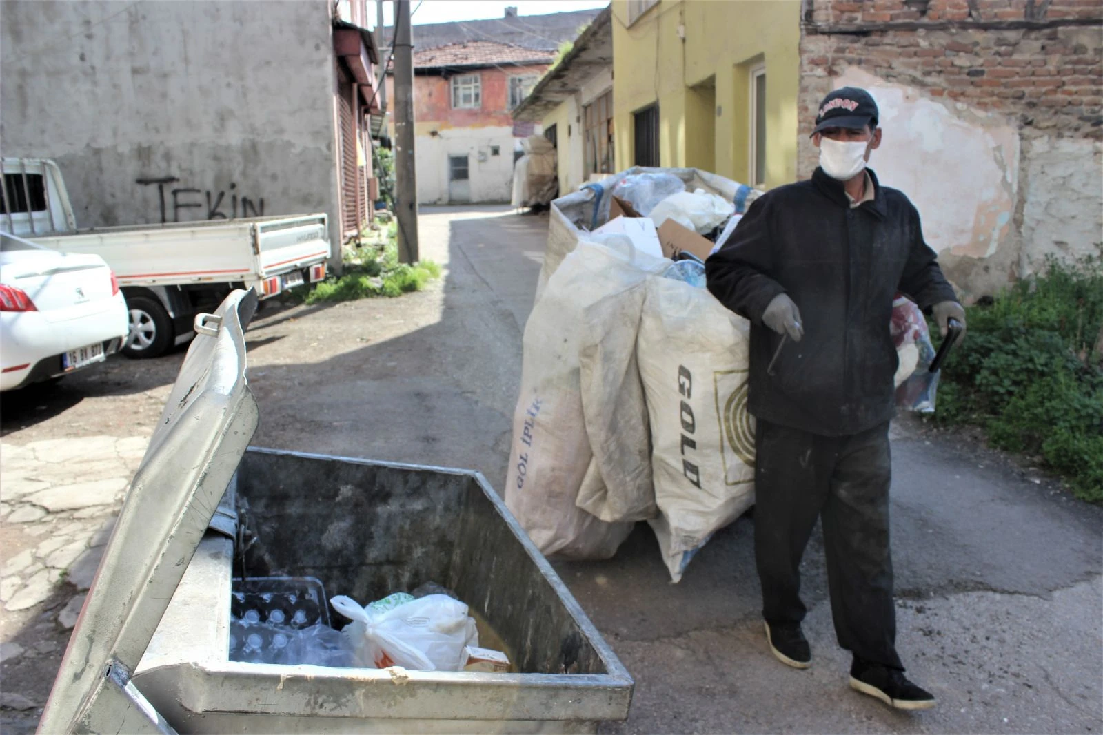 Günlük 50 liraya korona virüse meydan okuyorlar