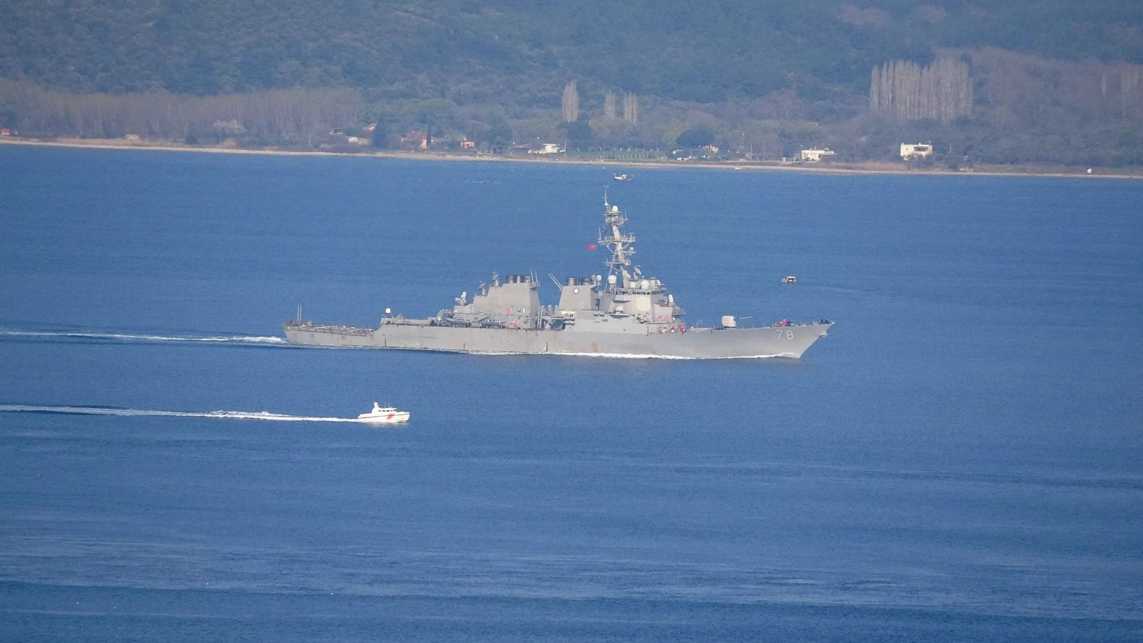 ABD savaş gemisi USS Porter Çanakkale Boğazı'ndan geçti